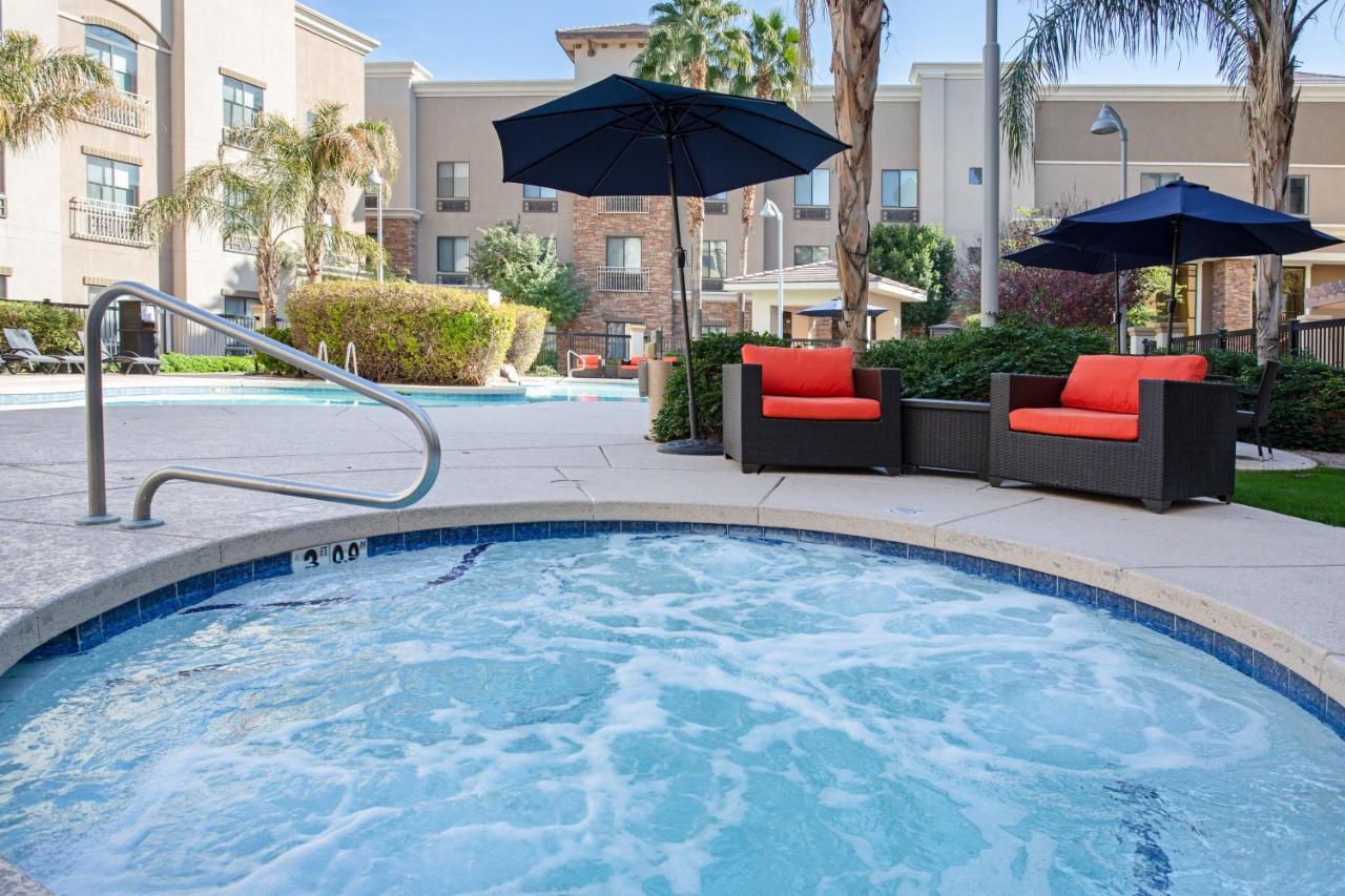 Holiday Inn Express & Suites Phoenix Glendale Dist By Ihg Ngoại thất bức ảnh